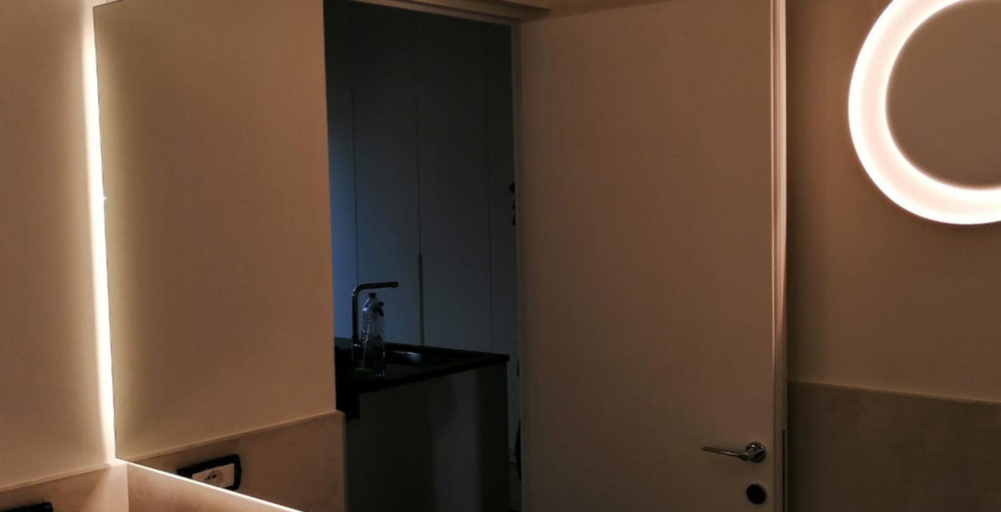 dettaglio specchio retroilluminato