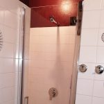 installazione cabina doccia in un appartamento dettaglio superiore