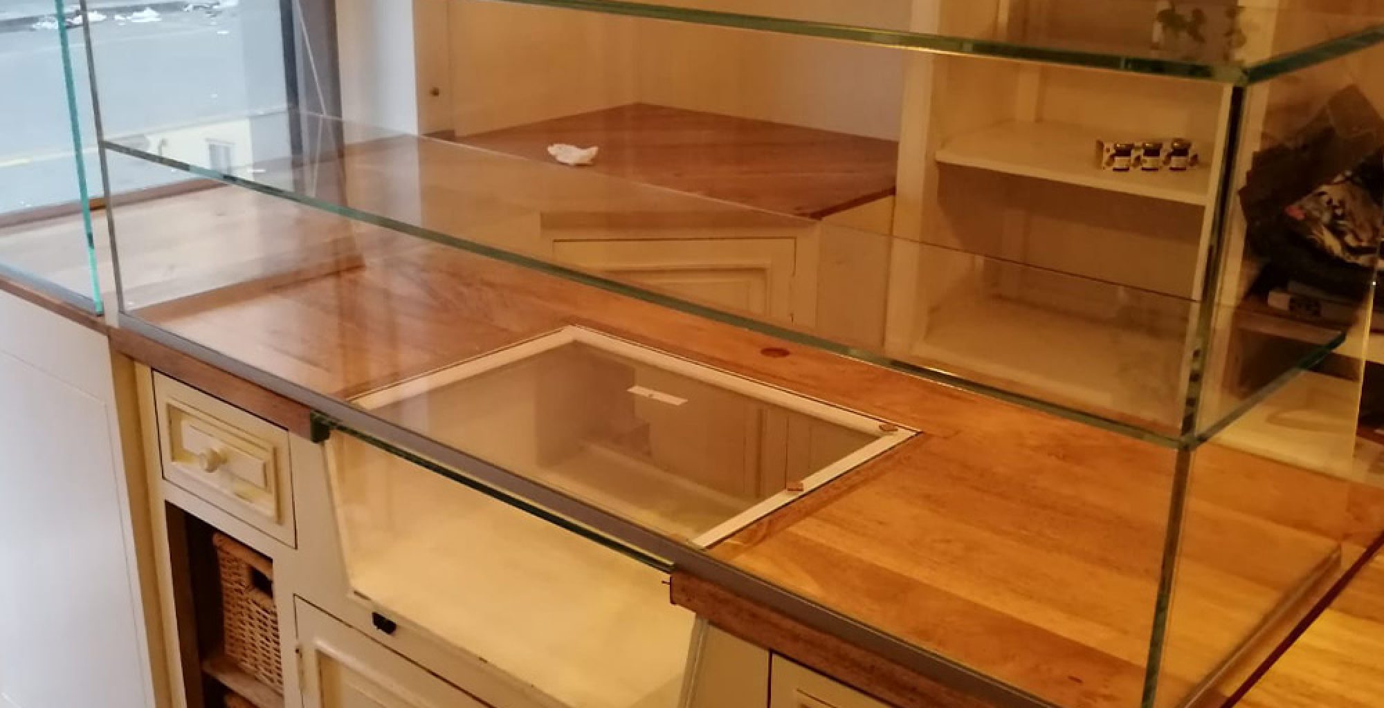 vetrinetta da esposizione in una panetteria