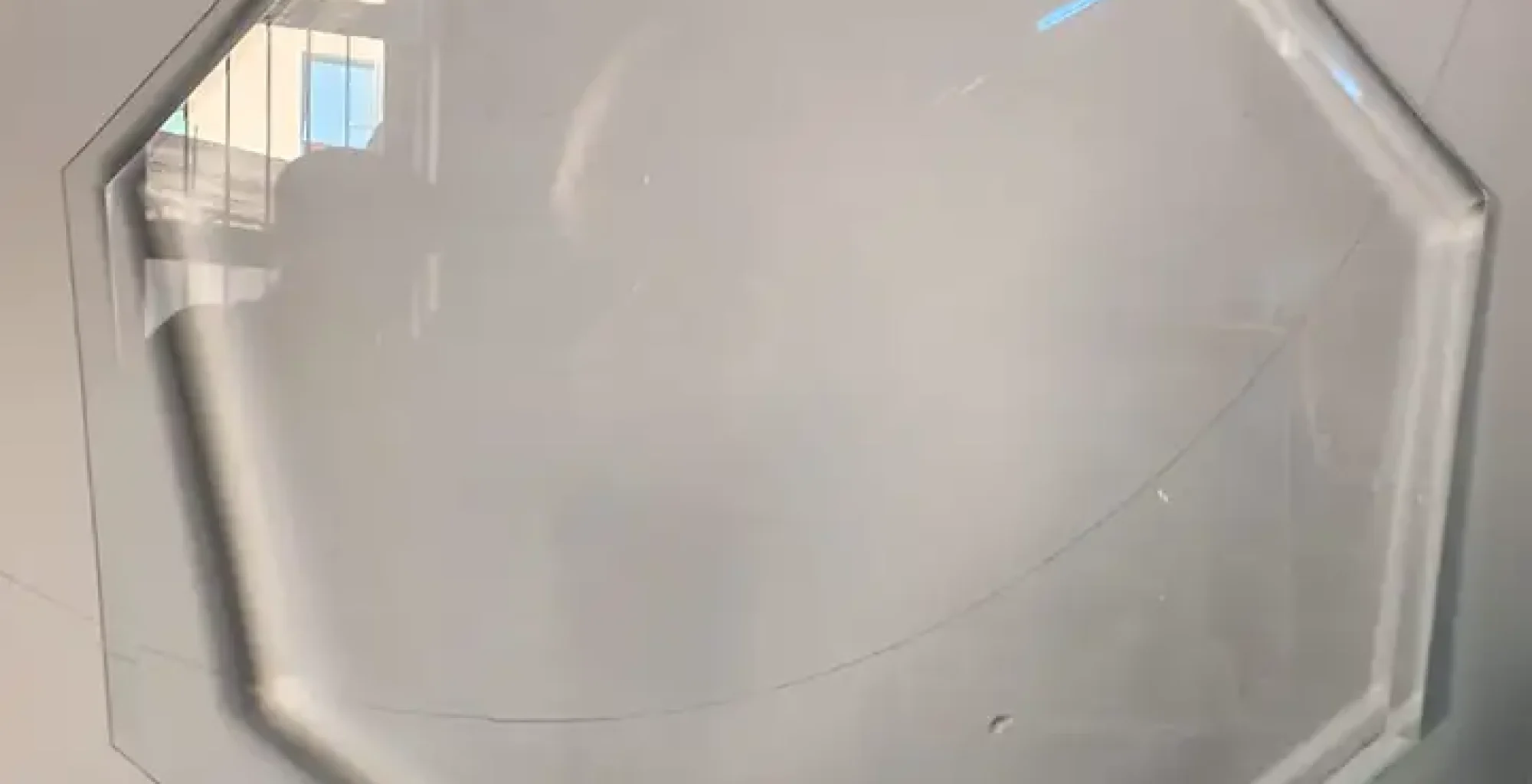 dettaglio tavolo cristallo bisellato