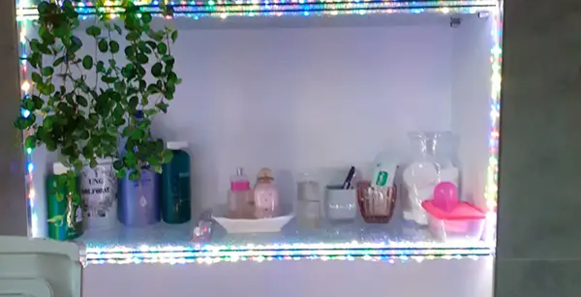 mensole vetro e rivestimento nicchia bagno