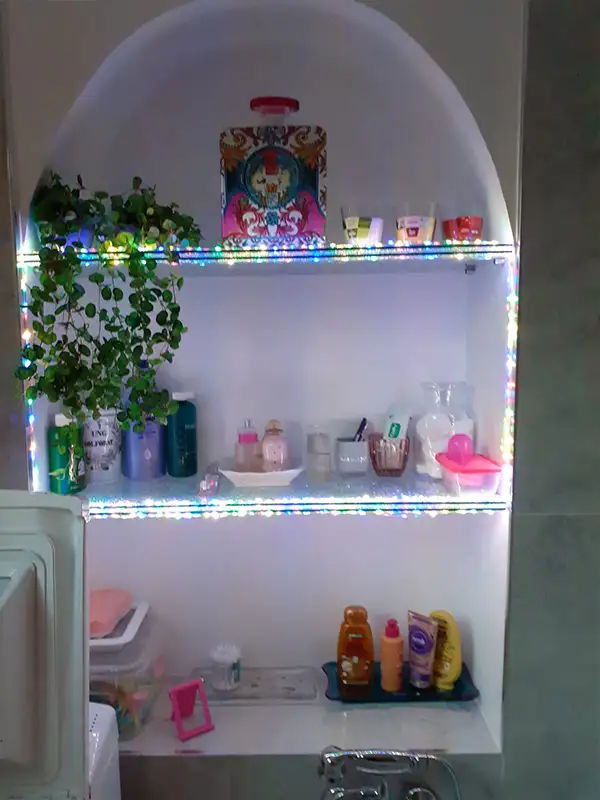 mensole vetro e rivestimento nicchia bagno