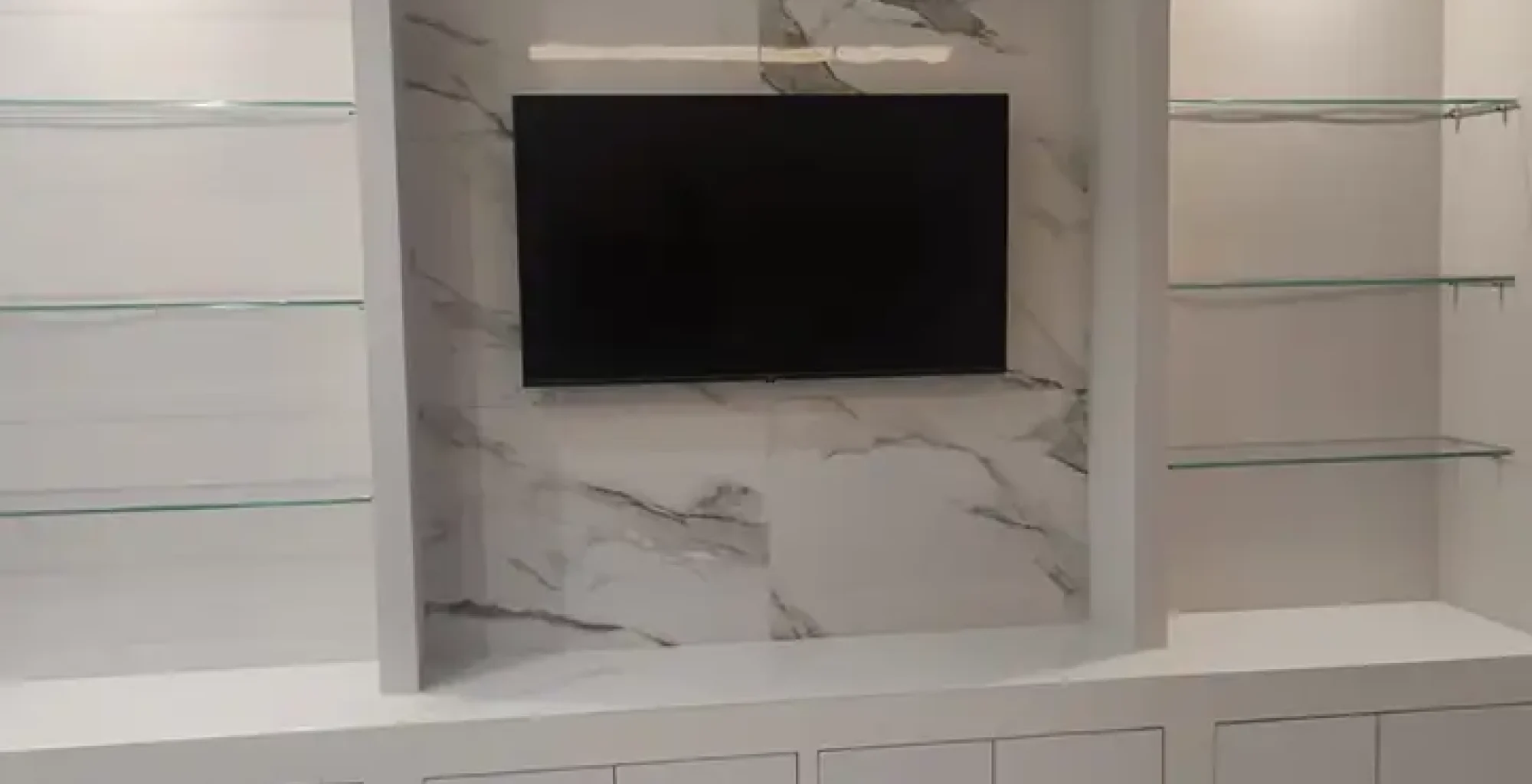 mobile soggiorno con mensole su misura