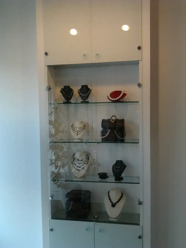 espositore in vetro negozio