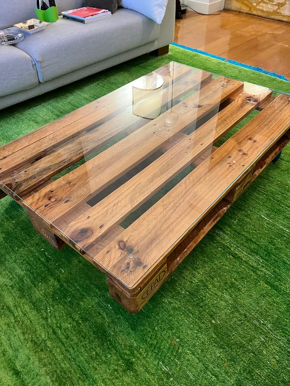 vetro per tavolo fatto di bancali