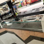 vetrina bar su misura in cristallo extrachiaro realizzata da vetreria nuova mocara a milano