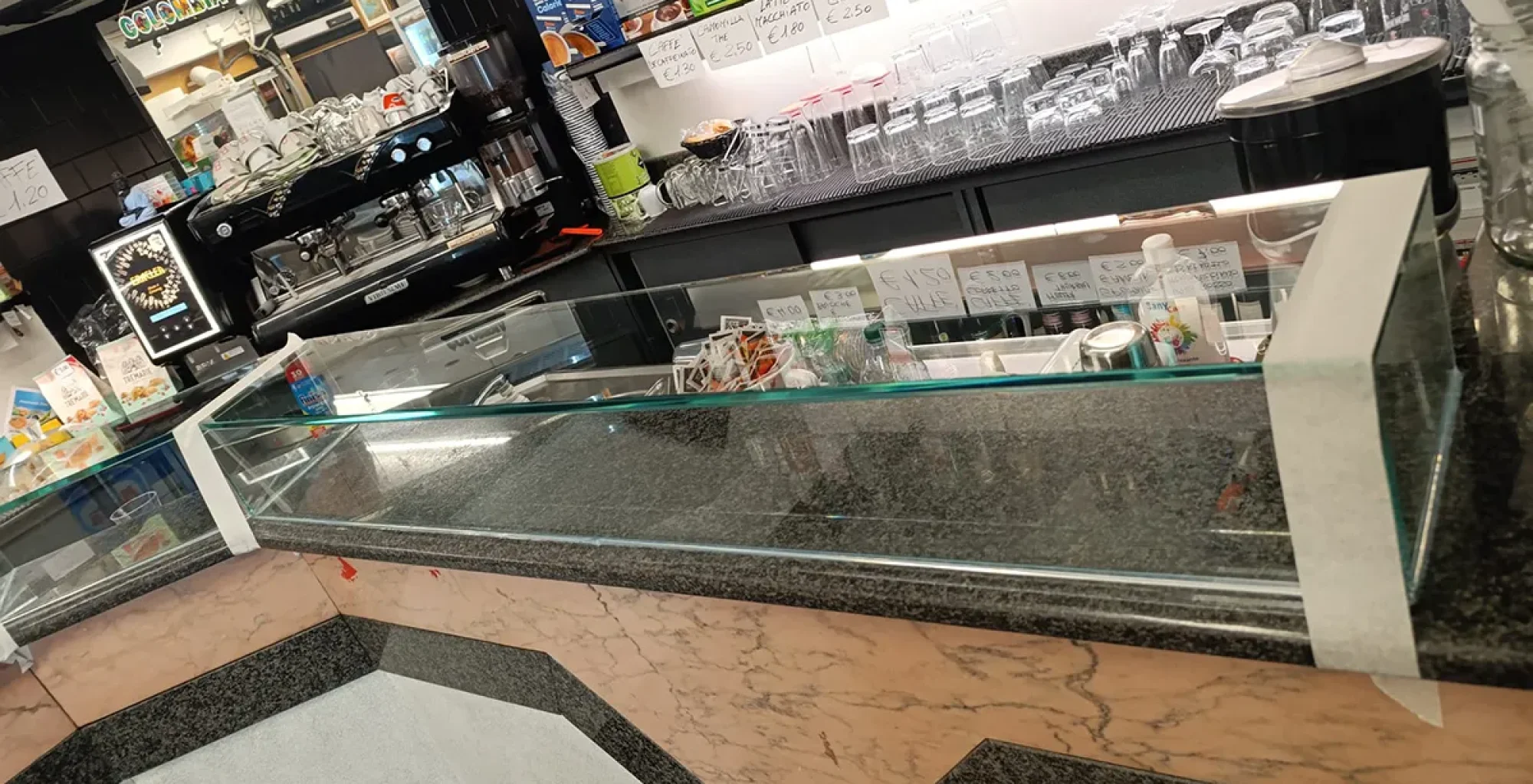 vetrina bar su misura in cristallo extrachiaro realizzata da vetreria nuova mocara a milano