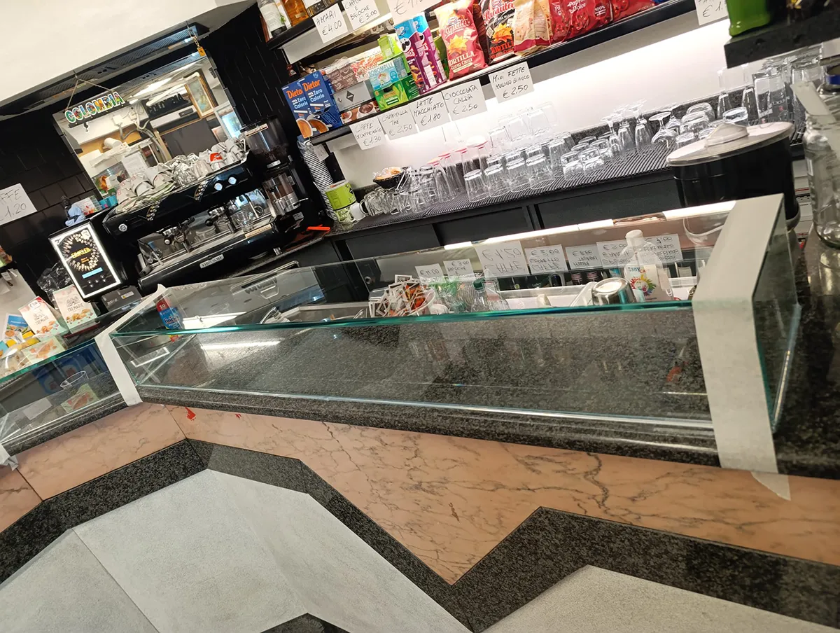 vetrina bar su misura in cristallo extrachiaro realizzata da vetreria nuova mocara a milano