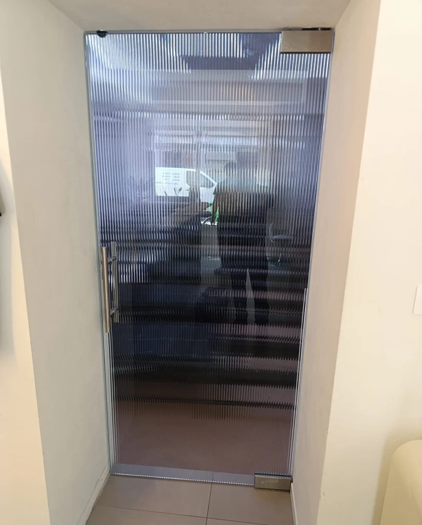 porta in vetro rigato stratificato