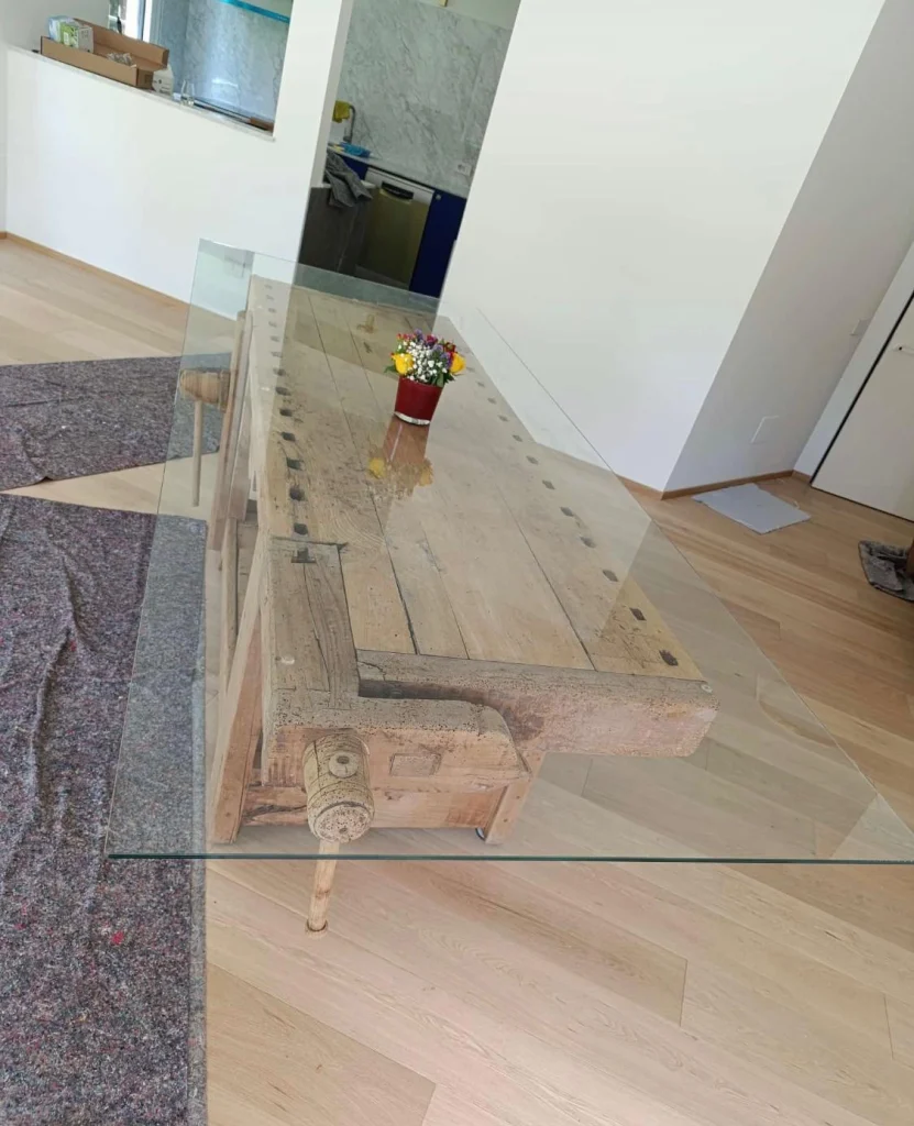 trasformazione banco da falegname antico in tavolo con piano in cristallo temperato a milano